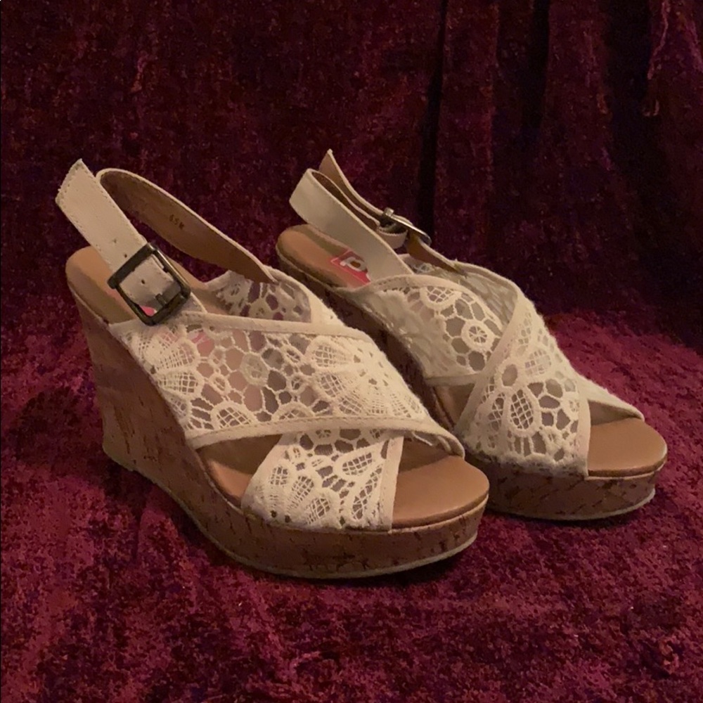 Creme wedge